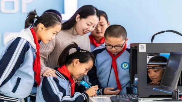 上阳网 央行：加快金融数字化智能化转型，安全稳妥有序推进人工智能大模型等在金融领域应用