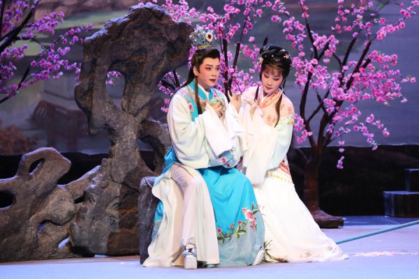 好牛配资 神仙阵容进京，戏迷追成连续剧！上越70周年展演《红楼梦》《梁祝》收官